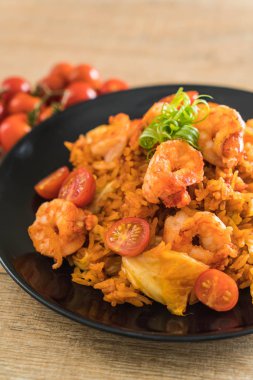 Kore baharatlı sos ve karides kızarmış pilav