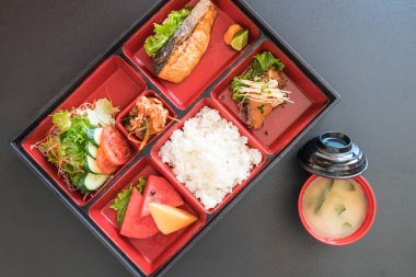 ızgara somon bento koymak