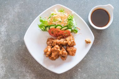 kızarmış piliç tonkatsu sos ile