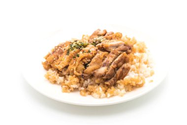Teriyaki tavuk tepesinde pirinç 