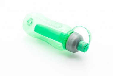 Yeşil plastik su şişesi veya kantin