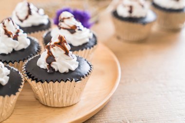 krem şanti ile çikolatalı kek