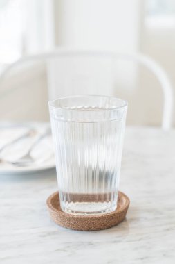 bardak su yemek masada