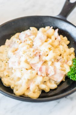 jambon ve peynirli makarna