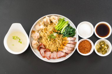 Yumurta noodle kırmızı kızarmış domuz, gevrek domuz eti, köfte ve çorba ile 