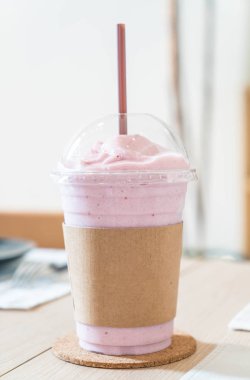 Berry yoğurt smoothie mix