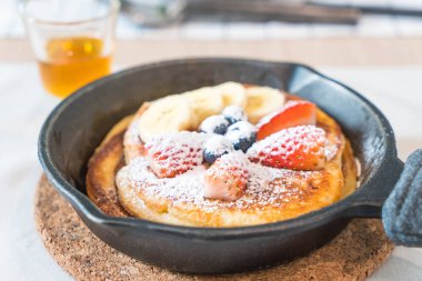 taze çilek yaban mersini ve muz ile gözleme 