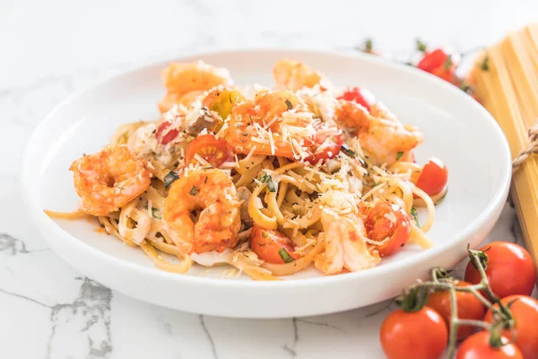 Spagetti karides, domates, fesleğen ve peynir ile 