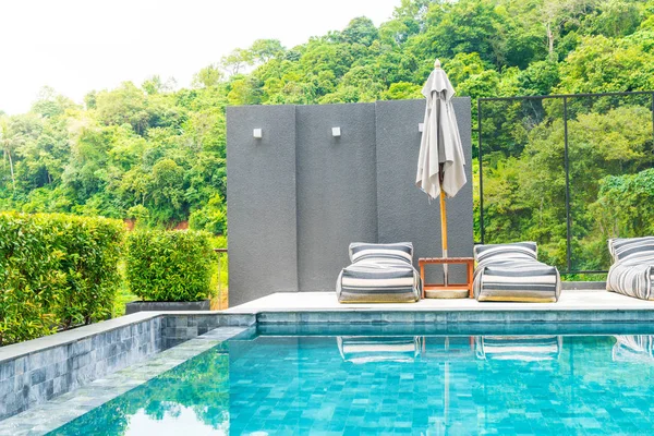 Mooie luxe zwembad in het hotel zwembad resort — Stockfoto