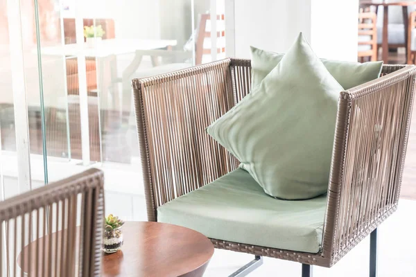 Krásné luxusní polštáře na pohovce dekorace v obývacím pokoji — Stock fotografie