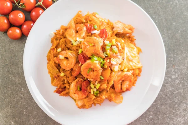 Kore baharatlı sos ve karides kızarmış pilav