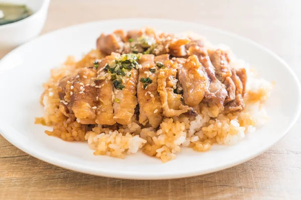 Pollo teriyaki sobre arroz rematado con sopa de miso — Foto de Stock
