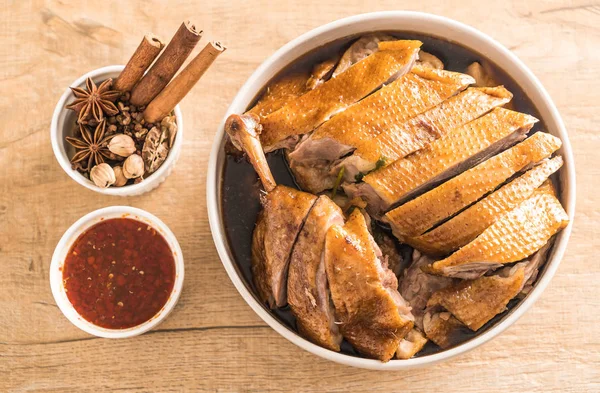 pot demlenmiş Ördek sosu ve ingradients ile