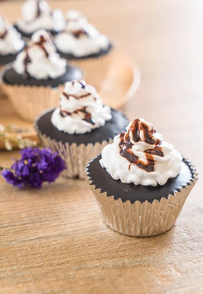 krem şanti ile çikolatalı kek