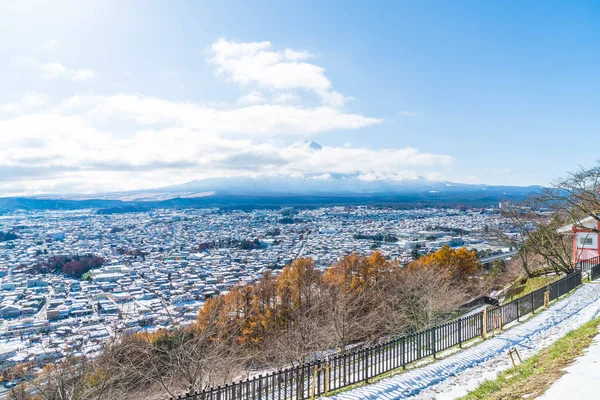 Kawaguchiko şehir manzarası ile kar 