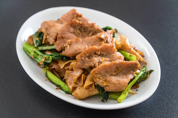 soya sosu ve domuz kızarmış noodle 