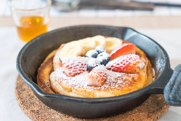 taze çilek yaban mersini ve muz ile gözleme 