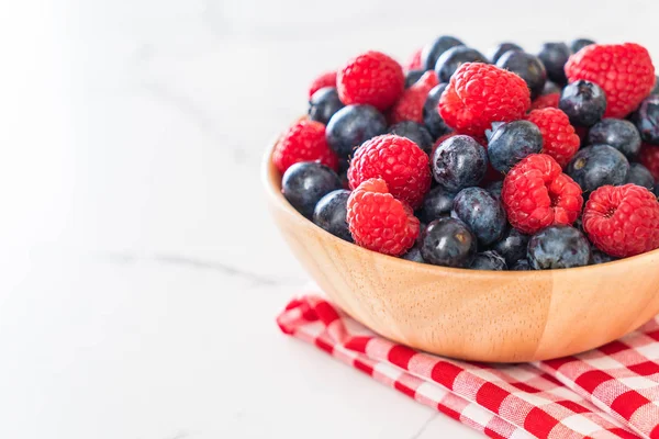 taze yaban mersini ve rasberry 