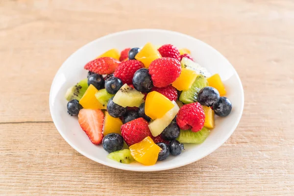 karışık taze meyve (çilek, ahududu, yaban mersini, kivi, mang