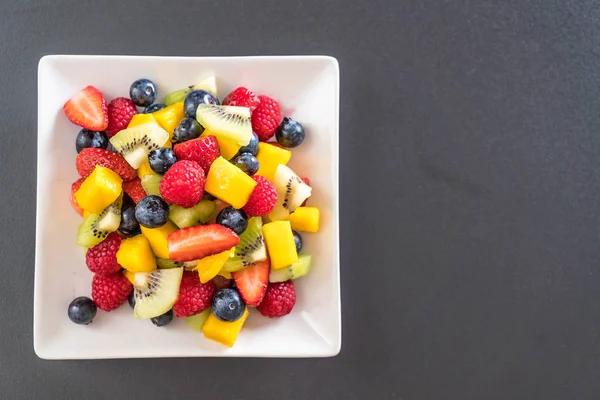 Mixed fresh fruits (strawberry, raspberry, blueberry, kiwi, mang — Stock Photo, Image