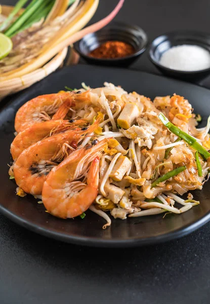 Thai Fried Noodles "Pad Thai" with shrimps — Stock Photo, Image