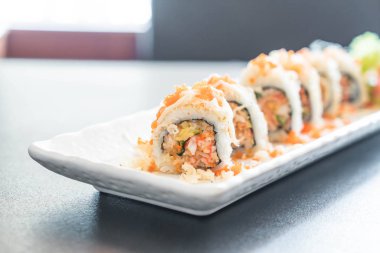 suşi roll maki tempura