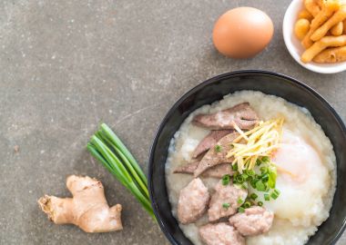 domuz eti ve yumurta ile pirinç lapası