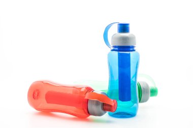 renkli plastik su şişesi veya kantin