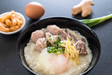 domuz eti ve yumurta ile pirinç lapası