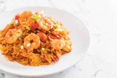 Kore baharatlı sos ve karides kızarmış pilav