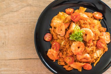 Kore baharatlı sos ve karides kızarmış pilav