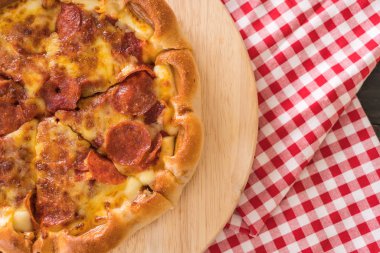 Ev yapımı biberli Pizza ahşap plaka üzerinde