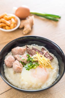 domuz eti ve yumurta ile pirinç lapası