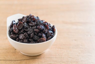 kabın içinde siyah kuru üzüm