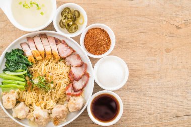 Yumurta noodle kırmızı kızarmış domuz, gevrek domuz eti, köfte ve çorba ile 