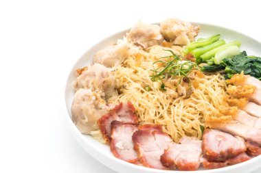 Yumurta noodle kırmızı kızarmış domuz, gevrek domuz eti ve köfte ile