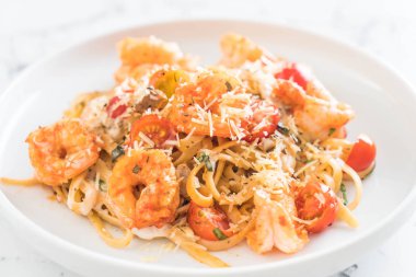 Spagetti karides, domates, fesleğen ve peynir ile 