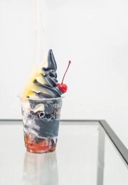 yoğurt ve chachole karışık meyveli dondurma