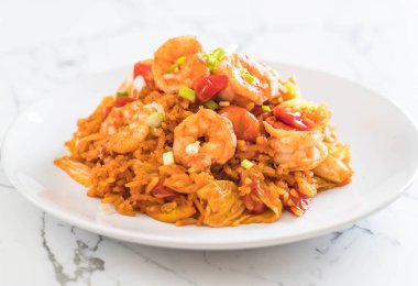 Kore baharatlı sos ve karides kızarmış pilav