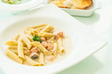 Penne carbonara makarna somon ile