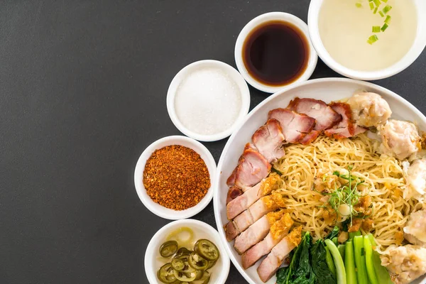 Yumurta noodle kırmızı kızarmış domuz, gevrek domuz eti, köfte ve çorba ile 