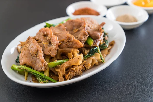 soya sosu ve domuz kızarmış noodle 