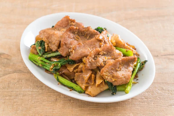 soya sosu ve domuz kızarmış noodle 