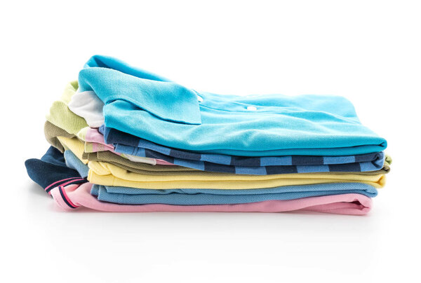 стопки одежды на белом
 