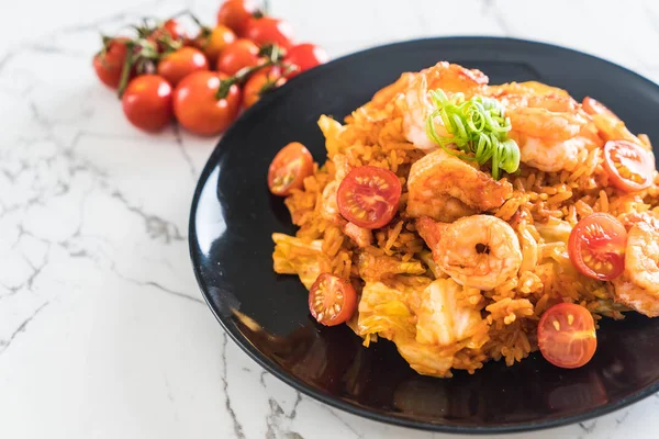 Kore baharatlı sos ve karides kızarmış pilav