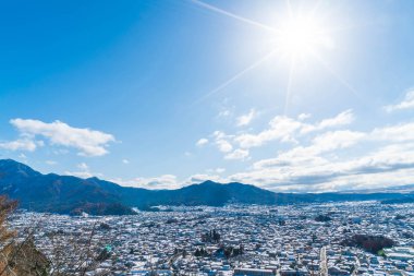 Kawaguchiko şehir manzarası ile kar 