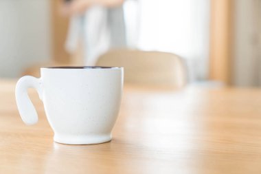 Kahve fincanı masada.