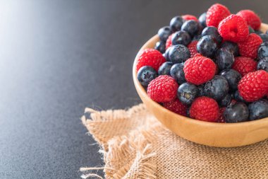 taze yaban mersini ve rasberry 