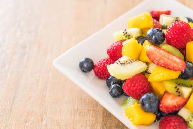 karışık taze meyve (çilek, ahududu, yaban mersini, kivi, mang