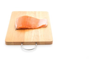 ahşap tahta üzerinde taze somon